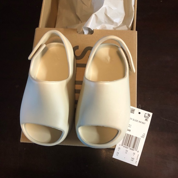 Yeezy Slides “Bone” size 7K - Picture 2 of 5